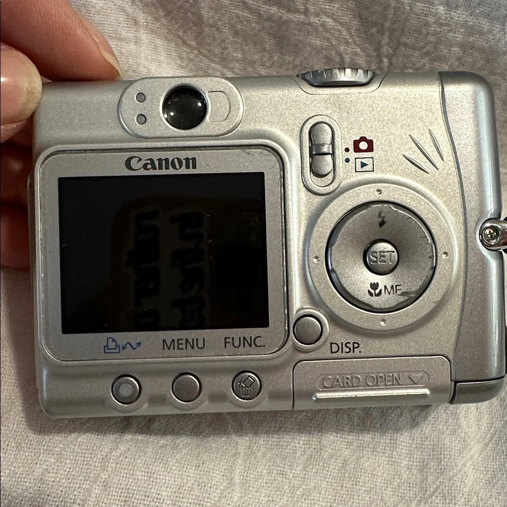 Canon PowerShot A520 Digital Camera 4.0 MP Silver PARTS ONLY ISSUE WITH SHUTTER